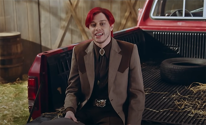 영상에서 끝까지 생존한 코미디언 피트 데이브슨은 ‘오징어 게임’에서 이정재가 머리를 붉게 염색한 것을 그대로 따라하고 나타났다./Saturday Night Live 유튜브