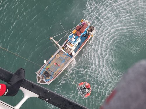 18일 인천 앞바다에서 전복한 선박의 선원들을 구조하는 해경. /인천해양경찰서