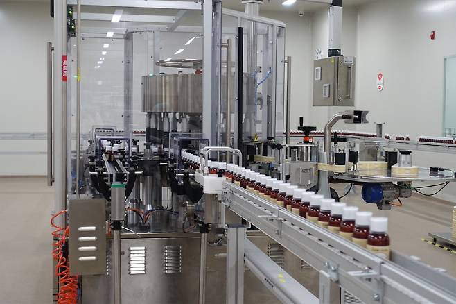 15일 중국 베이징의 북경한미약품 시럽제 제조 공장에서 변비약 리동(利動)이 생산되고 있다. /김남희 특파원