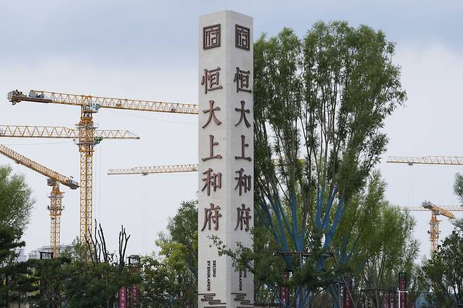 지난달 15일(현지 시각) 헝다그룹의 베이징 주택개발 현장에 설치된 건설용 크레인이 작동하지 않은 채 멈춰 있다. /AP 연합뉴스