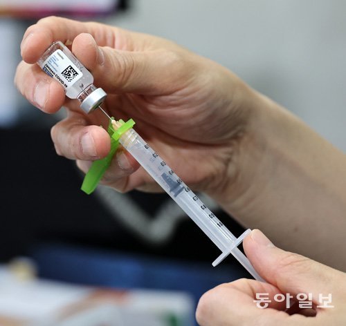 서울의 한 병원에서 의사가 얀센 백신을 주사기로 옮기고 있다. 양회성 기자 yohan@donga.com