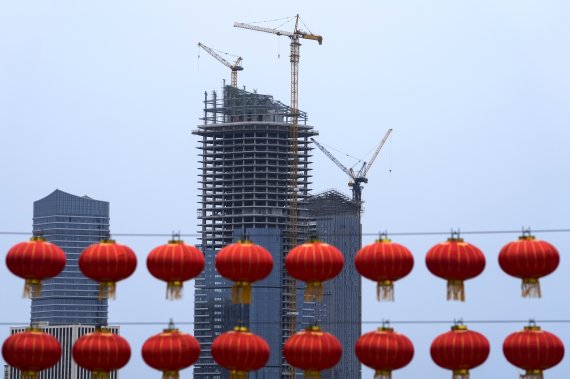 18일 중국 국가통계국이 2021년 3·4분기 국내총생산(GDP) 성장률이 4.9%를 기록했다고 발표했다. 이는 시장전망치를 밑도는 수치다. 베이이징 퉁저우 지역의 한 건물 신축 현장에 붉은 등이 걸려 있다. A 뉴시스