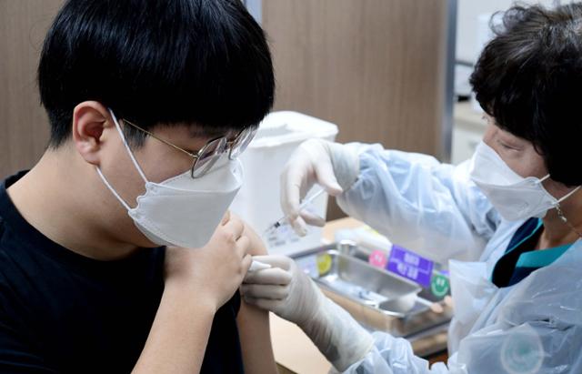 12~17세 소아청소년에 대한 코로나19 백신 접종이 시작된 18일 서울 양천구 홍익병원에서 한 학생이 코로나19 백신접종을 하고 있다. 사진공동취재단