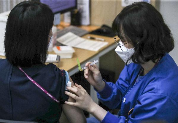 국립중앙의료원 중앙예방접종센터에서 치료병원 종사자들이 백신 접종을 받고 있다./사진=조선일보 DB