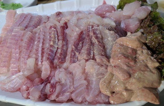 대청도 '돼지식당'의 생홍어회 한 접시. 여러 부위가 고루 올라가 있다. 생홍어여서 살점에 붉은 기가 돈다.