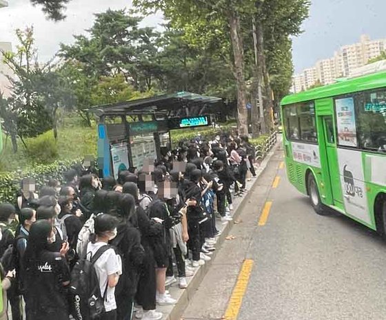 서울 모 고교 부근 버스정류장에 수업을 마치고 하교하는 학생들이 한꺼번에 몰려 북새통을 이루고 있다. [독자 제공. 연합뉴스] (기사 내용과 무관한 자료사진)