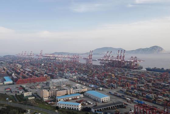 중국 상하이 양산항에 컨테이너 선박이 정박해 있다. [AP]