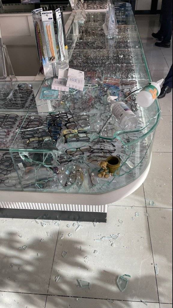 17일 오후 2시 55분께 부산 북구 한 언덕길에서 한 남성이 볼링공을 굴려 인근에 있는 안경점 유리창 등이 파손돼 있다. 연합뉴스