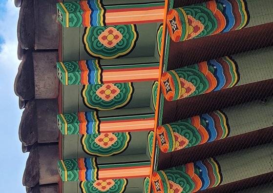 문화재청 전통단청 시범사업으로 보수작업을 마친 전북 전주 경기전 실록각. 사진 김현승 대표