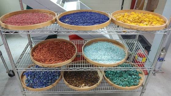 잘게 쪼개 세척을 마친 뒤 작업을 기다리고 있는 석채 재료들. 이 상태에서 갈아내면 사진에서 보이는 색을 그대로 띠는 석채가 된다. 오른쪽 위부터 주사, 청금석, 자황, 산호, 녹송석, 남동광, 호안석, 석록. 김정연 기자