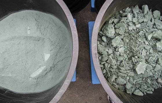 뇌록석(오른쪽)을 쪼개고 갈아 만든 뇌록(왼쪽) 분말. 뇌록은 불화와 단청 작업 바탕색을 모두 칠하는 색이라 수요가 많다. 돌의 출처와 품질에 따라 색이 희끄무레한 녹차색~짙은 말차색까지 다양하게 나타난다. 가일전통안료 김현승 대표는 이렇게 다르게 추출된 석채를 모두 다른 통에 담아 보관한다. 권혁재 기자