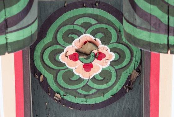 2008년 불에 탄 숭례문을 2013년 복원하면서, 전통안료와 전통 아교가 아닌 합성안료와 아크릴 접착제를 사용했다가 5개월만에 칠이 벗겨진 사건이 있었다. 계절에 따라 목재가 늘어났다 줄었다 하면서 아크릴 접착제가 붙어있지 못하게 된 것이다. 전통 아교를 사용할 경우 목재에 일부 흡수되면서 함께 수축, 팽창하기 때문에 칠이 잘 벗겨지지 않는다. 중앙포토