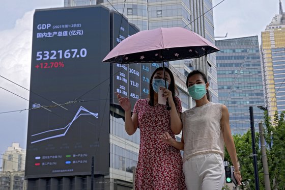 지난 8월 중국 상하이의 한 전광판에 중국 국내총생산 수치가 안내되고 있다. [AP=연합뉴스]