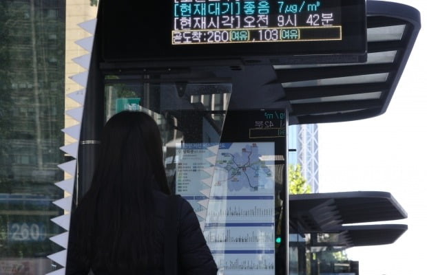 한 시민이 서울 광화문네거리 버스정류장에서 버스를 기다리고 있다. 사진=뉴스1