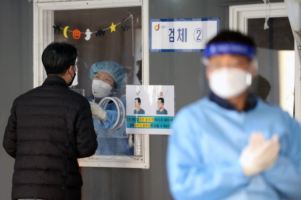 서울 중구 서울역광장에 마련된 신종 코로나바이러스 감염증(코로나19) 임시선별진료소에서 한 시민이 검사를 받고 있다. /사진=뉴스1