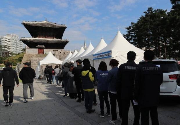 18일 오전 서울 종로구 흥인지문 옆에 설치된 찾아가는 선별검사소에서 코로나19 집단감염이 발생한 동대문 인근 시장 종사자들이 검사를 받기 위해 대기하고 있다. /사진=연합뉴스
