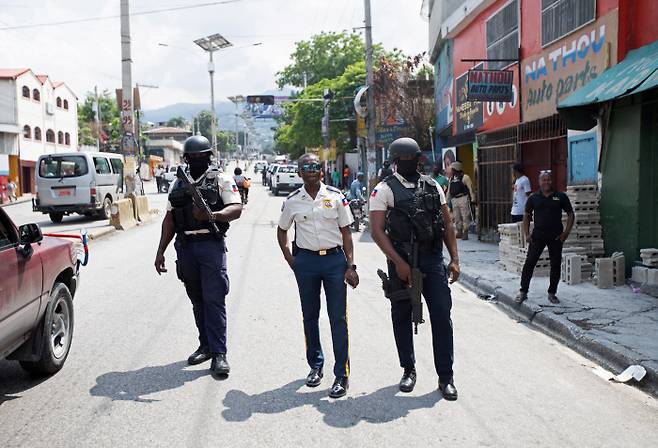 아이티 경찰이 17일(현지시간) 수도 포르토프랭스 거리에서 순찰을 돌고 있다.  포르토프랭스｜ 로이터연합뉴스