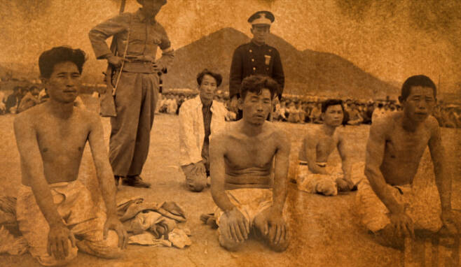 1948년 ‘여수·순천 10·19사건’ 당시 진압군에게 끌려온 시민들이 총을 든 군인 앞에서 무릎을 꿇고 있다.   여수시 제공