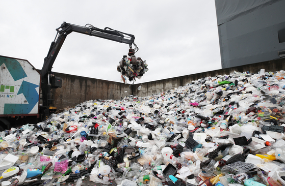 A mountain of waste is piled up at the Suwon Resource Circulation Center in Gyeonggi on Aug. 24, amid a spike in single-use plastics because of the lasting Covid-19 pandemic. The Korean government is enforcing laws that will further cut down use of disposable plastics starting next year. [YONHAP]