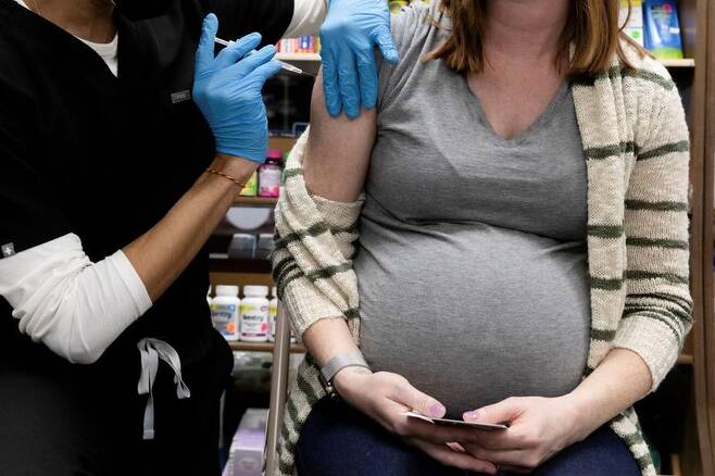 미국 펜실베이니아주 한 약국에서 코로나19 백신을 맞고 있는 임산부 / 사진 = 로이터
