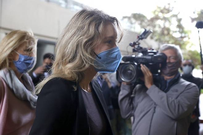 미국 실리콘밸리 슈퍼스타였던 엘리자베스 홈즈는 사기 혐의로 기소돼 법정을 오가는 신세가 됐다./사진=AFP