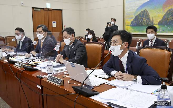 최준우 한국주택금융공사 사장이 18일 국회 정무위원회에서 열린 국정감사에 참석해 답변을 하고 있다./사진=국회사진취재단