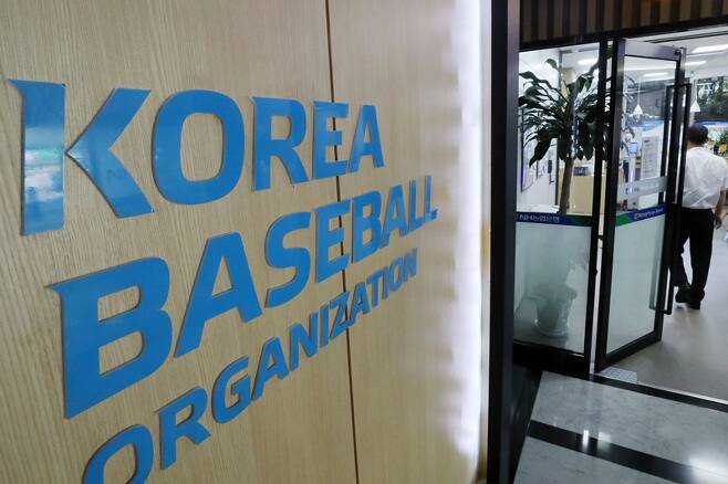 한국야구위원회가 최근 프로야구 2군 경기에서 타격왕 밀어주기가 이뤄졌다는 의혹에 조사에 나섰다. /사진=뉴스1