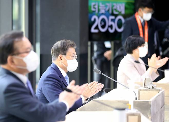 문재인 대통령이 18일 서울 용산구 노들섬다목적홀에서 열린 2050 탄소중립위원회 제2차 전체회의에 참석해 박수를 치고 있다.  / 사진=뉴시스