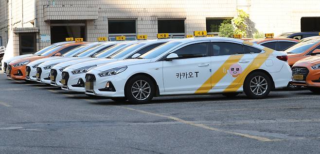 서울의 한 법인택시 회사 주차장에 운행 나갈 카카오택시들이 주차된 모습. [연합]