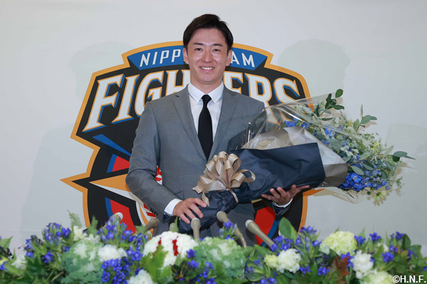 사이토 유키가 17일 은퇴 기자회견에서 꽃다발을 받고 포즈를 취하고 있다. /니혼햄 파이터스 홈페이지