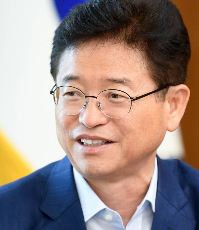 ▲이철우 경북도지사는 “앞으로도 SNS 채널을 통해 도민에게 작은 활력과 웃음을 줄 수 있는 새롭고 신선한 콘텐츠를 선보이겠다”며“급변하는 뉴미디어 시대에 트렌드를 선도하고, 도민이 주인이 되는 소셜미디어 운영에 힘쓰겠다”고 밝혔다.ⓒ경북도