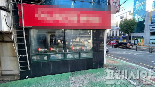 ▲ 안경점 유리창이 파손되어 있다. ⓒ부산경찰청