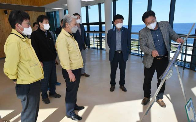 ▲18일 김양호 삼척시장은 삼척항 지진해일침수방지시설을 방문해 내부 시설을 확인하고 관광자원화 할 수 있는 방안에 대해 협의하고 있다. ⓒ삼척시