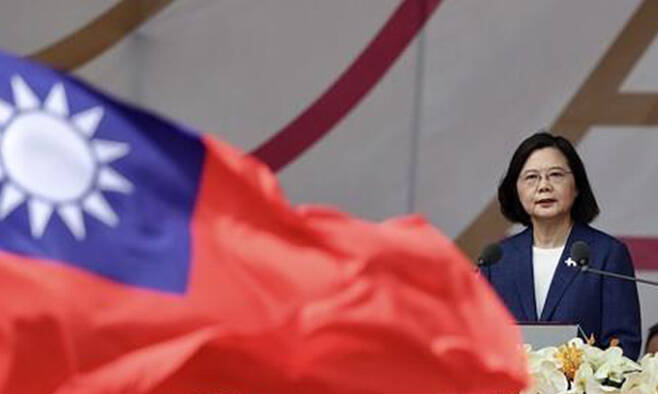 차이잉원 대만 총통이 지난 10일 타이베이에서 열린 쌍십절(건국기념일) 경축식에 참석해 연설하고 있다. 타이베이=EPA연합뉴스