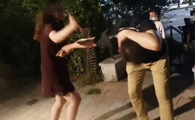 지난 7월30일 서울 성동구의 한 아파트 산책로에서 술에 취한 20대 여성 B씨가 40대 남성 A씨에게 폭행을 가하는 장면. A씨 제공