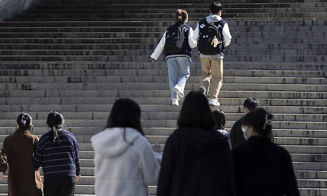 서울대가 대면 수업 기조로 전환한 첫날인 18일 학생들이 계단을 오르고 있다. 연합뉴스