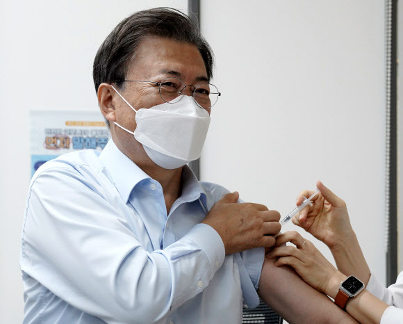 문재인 대통령이 15일 서울 국립중앙의료원 코로나19 중앙예방접종센터에서 코로나19 백신 추가 접종을 받고 있다. 연합뉴스
