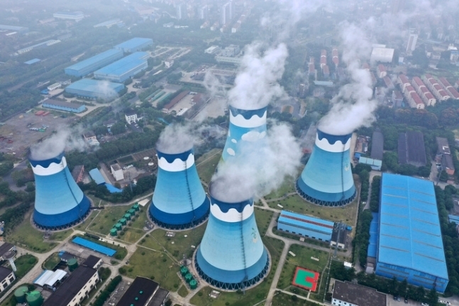 중국 장쑤성 난닝에 있는 한 석탄 화력 발전소에서 연기가 배출되고 있는 모습. AP뉴시스