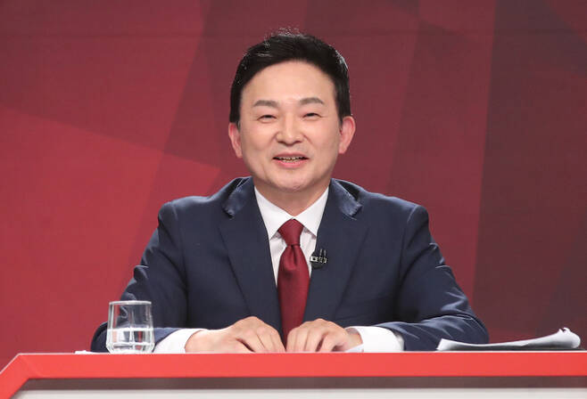 국민의힘 원희룡 대선 경선 후보가 18일 오후 부산MBC에서 제4차 TV 토론를 하고 있다. 공동취재단