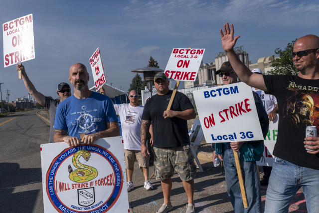 식품 업체 켈로그 노조원들이 지난 11일(현지시간) 켈로그 공장 앞에서 파업에 참여하고 있다. /AP연합뉴스