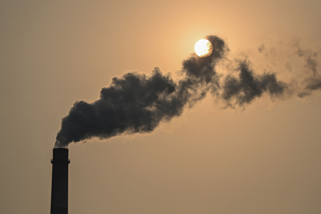 중국 상하이의 한 석탄 화력발전소에서 나오는 연기가 태양을 가리고 있다. /AFP연합뉴스