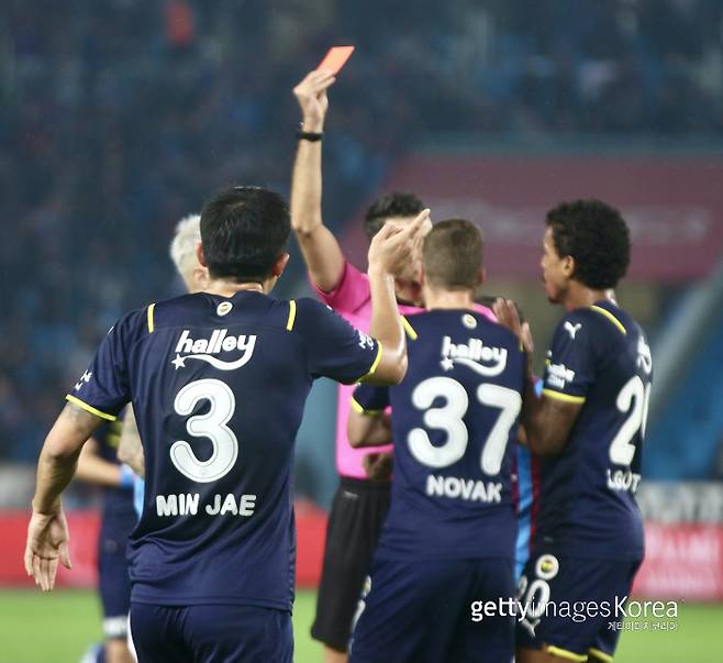 페네르바체 김민재가 18일 트라브존스포르와 경기에서 전반 23분만에 퇴장을 당하고 있다.   게티이미지코리아