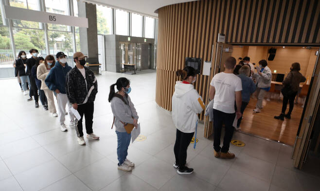 18일 서울 동작구 흑석동 중앙대학교에 마련된 ‘찾아가는 코로나19 백신 접종 센터’에서 외국인 유학생들이 화이자 백신 접종을 기다리고 있다. 연합뉴스