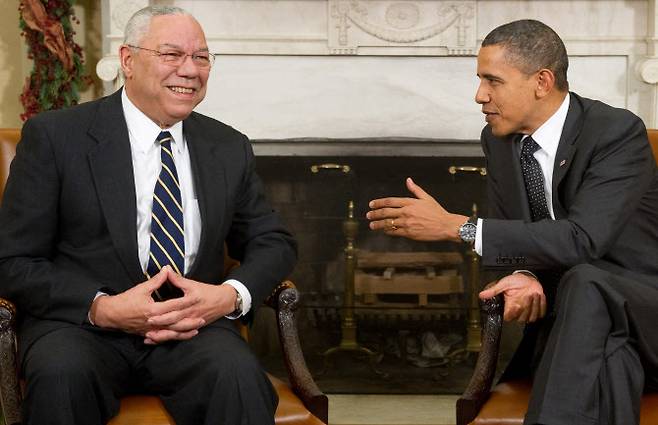 콜린 파월 전 미국 국무장관(사진 왼쪽)과 버락 오바마 전 대통령. (사진=AFP 제공)