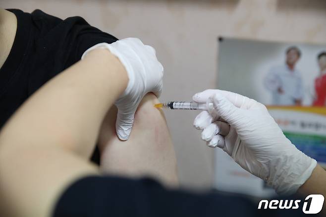 11일 오전 서울 종로구의 한 의원에서 시민이 얀센 백신접종을 하고 있다. 2021.6.11/뉴스1 © News1 임세영 기자