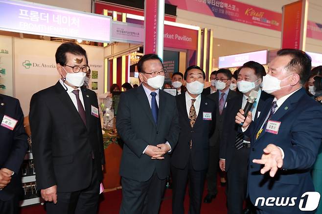 김부겸 국무총리와 이시종 충북지사가 19일 충북 청주시 KTX오송역에서 열린 2021오송화장품뷰티산업엑스포 행사장을 둘러보고 있다. (충북도 제공)© 뉴스1
