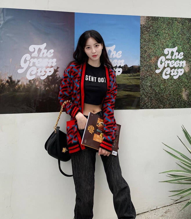 Actor Jung Hye-sung caught the eye with a dizzying fashion even in cold weather.On the 19th, Jung Hye-sung posted several photos without any comment through his instagram.In the photo, Jung Hye-sung, who was wearing a crop tee and exposing the Horny Family even though it was cold weather, was featured.Netizens responded such as real fashionista, there is no concession in fashion even if it is cold and it is cold for fashion.Meanwhile, Jung Hye-sung is communicating with the public on YouTube channel Like a Comet.