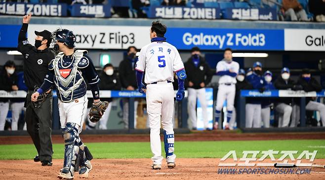 결국 퇴장 명령을 받고 있는 구자욱.