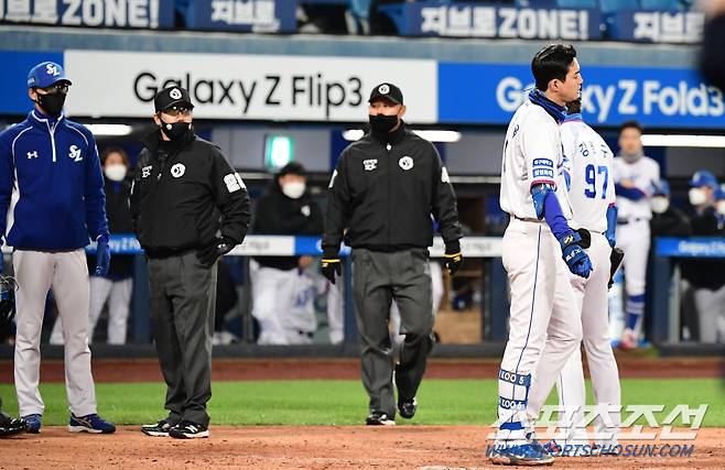 분을 삭이지 못하고 있는 구자욱.