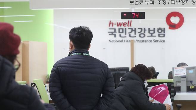 서울 영등포구 당산동 국민건강보험에서 시민들이 업무 처리를 위해 순서를 기다리고 있다. / 장련성 기자